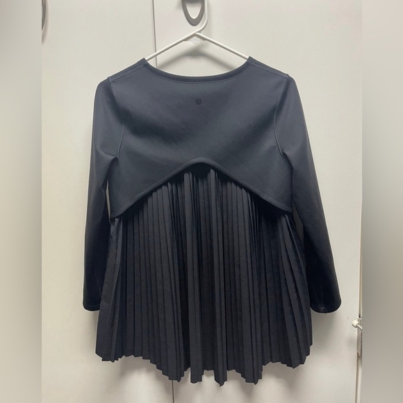 Lululemon Pleat On Long Sleeve Black size 4 or 6? - Picture 6 of 8